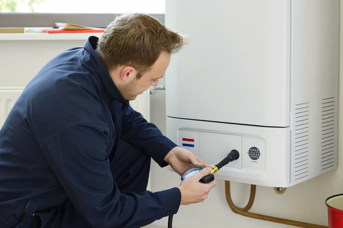 Installateur voert onderhoud uit aan een cv-ketel
